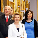 Kongeparet besøker kunstutstillingen i Sukiennice (Foto: Lise Åserud / NTB scanpix)